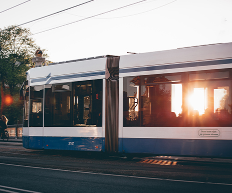 Beitragsbild mit einer Straßenbahn im Sonnenuntergang für die Webseite von Hendricks und Schwartz